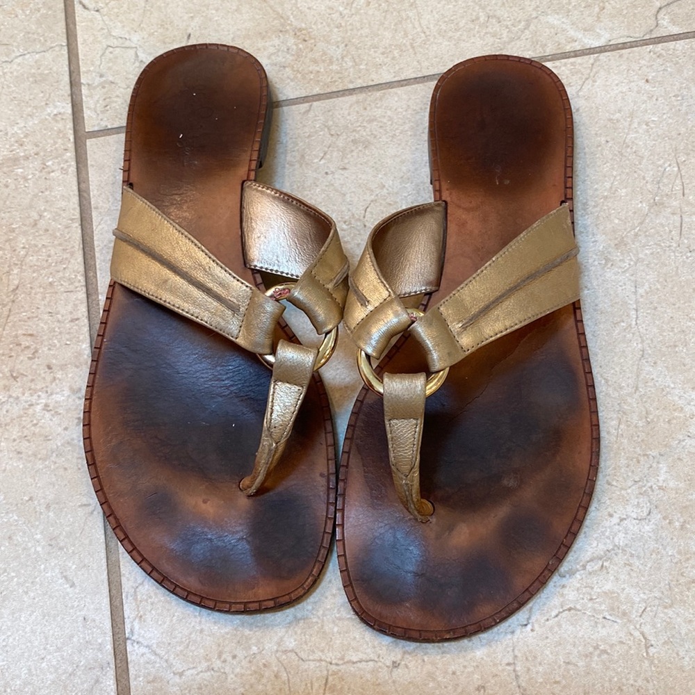 Lily Pulitzer Mckim sandals. Gold